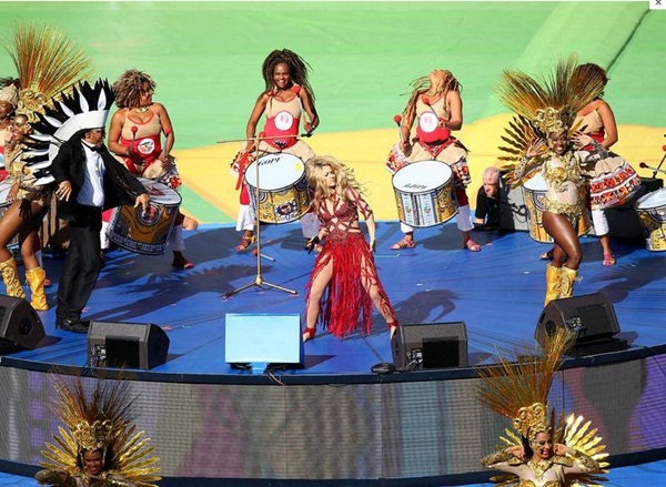 Shakira máu lửa hát bế mạc World Cup