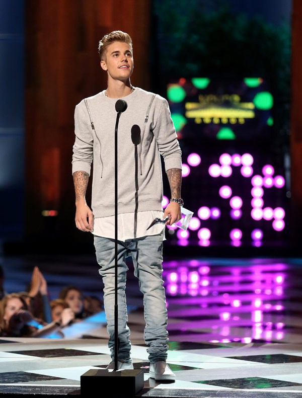 Justin Bieber ngoan hiền nhận giải tại Young Hollywood Awards 2014