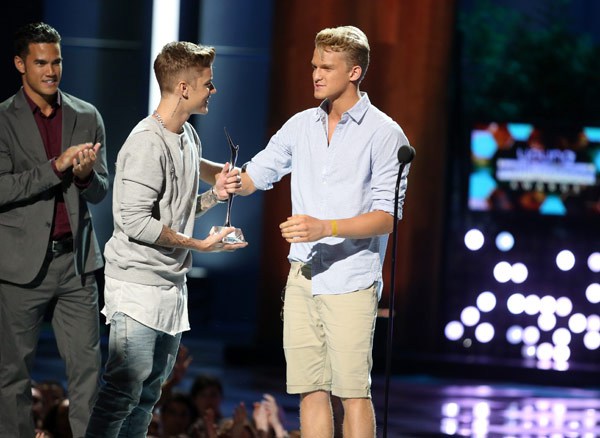Justin Bieber ngoan hiền nhận giải tại Young Hollywood Awards 2014