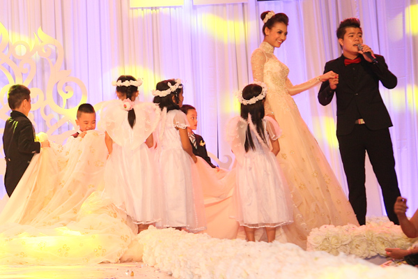 Rất nhiều em nhỏ đi theo Hồng Quế để “đỡ” chiếc váy khủng dài 10m