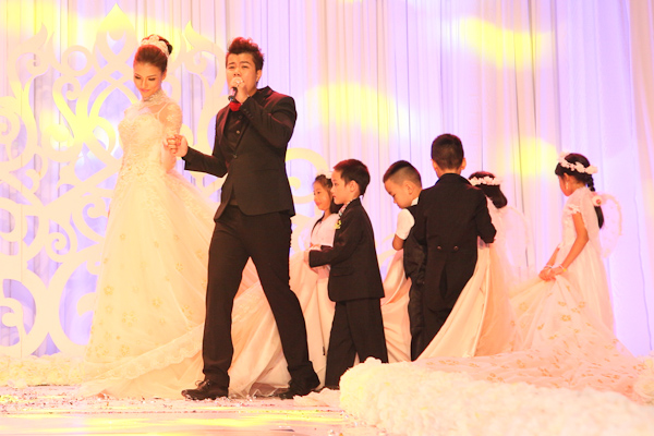 Rất nhiều em nhỏ đi theo Hồng Quế để “đỡ” chiếc váy khủng dài 10m 2