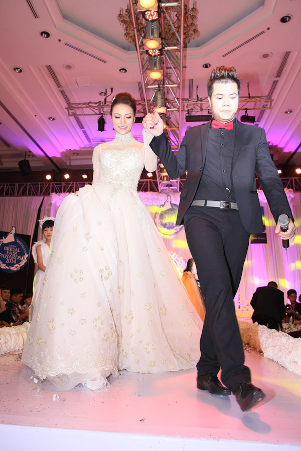 “Chú rể” Đinh Mạnh Ninh hãnh diện dắt chân dài Hồng Quế đi catwalk