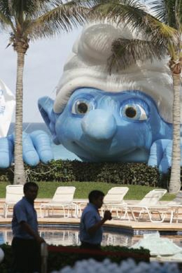 Nhiều du khách khi đang du lịch tại Cancun, Mexico từng giật mình khi nhìn thấy nhân vật hoạt hình nổi tiếng trong phim Xì Trum 2 khổng lồ xuất hiện. Sự xuất hiện của nhân vật hoạt hình khổng lồ này một lần nữa khiến người hâm mộ yêu thích bộ phim Xì Trum 2 hơn
