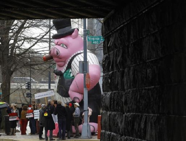 Chú lợn khổng lồ đặt bên ngoài trụ sở Lockheed Martin (Washington DC, Mỹ) từng khiến không ít em bé khóc thét vì bộ mặt cực kỳ dữ dằn phì phèo điếu xì gà