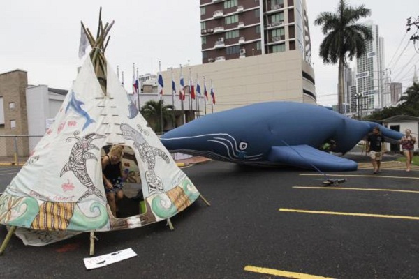 Chú cá heo xanh khổng lồ được sử dụng trong một chiến dịch biểu tình bên ngoài tòa nhà của Whaling Commission (Ủy ban cá voi quốc tế) tại thành phố Panama (CH Panama) hồi tháng 7.2012