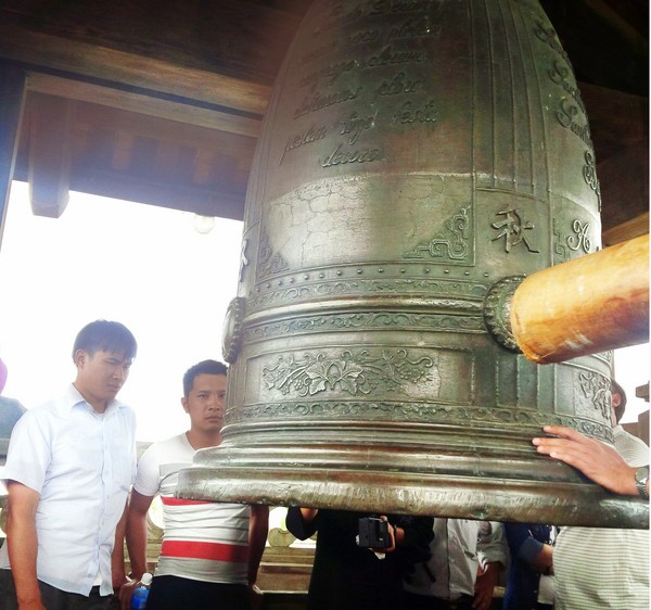 Tầng ba Phương đình treo một quả chuông cao 1,4m, đường kính 1,1m, nặng gần 2.000 kg. Quả chuông được đúc vào năm 1890. Một tiếng chuông vang xa cả 3 tỉnh (Nam Định, Ninh Bình và Thanh Hóa) đều nghe thấy