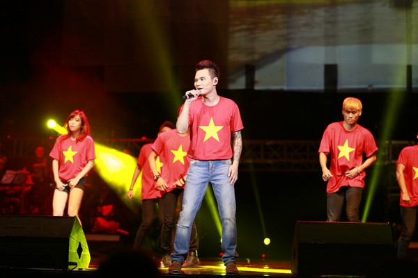 Khắc Việt trong chiếc áo cờ đỏ sao vàng thể hiện ca khúc 