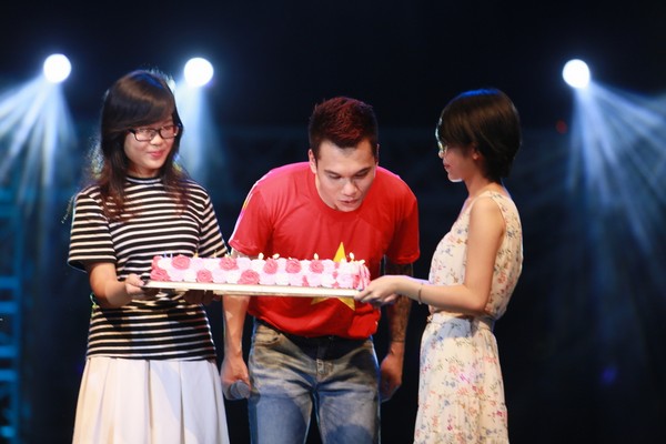 Chiếc bánh sinh nhật fan hâm mộ giành riêng cho khắc Viêt