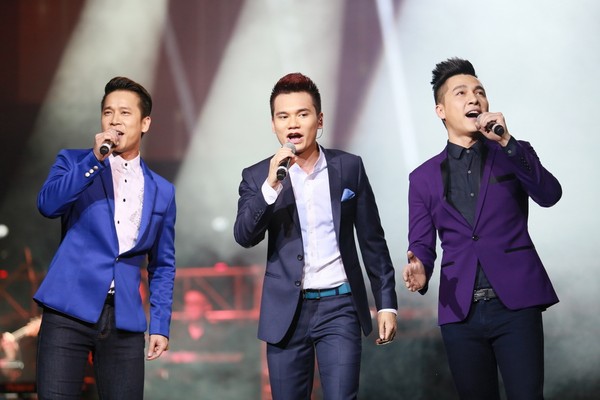 Khắc Việt hát cùng với nhóm The Men