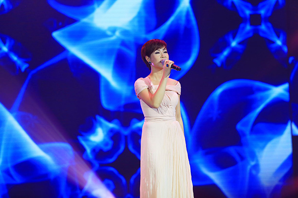 Giữa 2 lượt đấu là phần biểu diễn của giám khảo Uyên Linh với ca khúc đình đám 'Chờ người nơi ấy' của nhạc sĩ Huy Tuấn