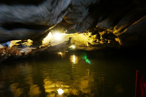 Những ánh đèn được thắp lên trong hang để du khách có thể nhìn ngắm