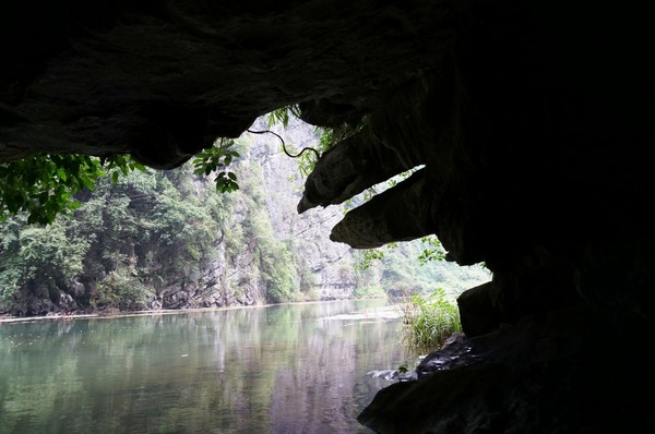 Lối ra khỏi hang mùa vắng khách sẽ giúp bạn có cảm giác rất dễ chịu bởi cảnh sắc của thiên nhiên 14c