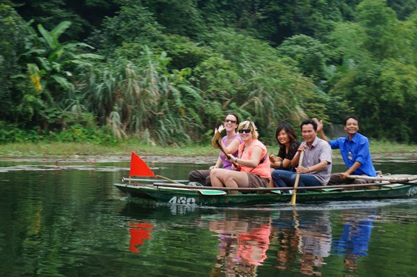 Thảng hoặc mới có một chiếc thuyền chạy ngược chiều, tô điểm cho không gian tuyệt đẹp