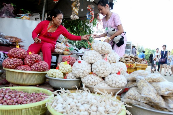 Nơi đây nắng nóng triền miên nhưng những loại cây được người dân Lý Sơn trồng như hành, tỏi, vừng... đều sinh trưởng rất nhanh. Sản phẩm cuối cùng đem lại thường ngon hơn nơi khác