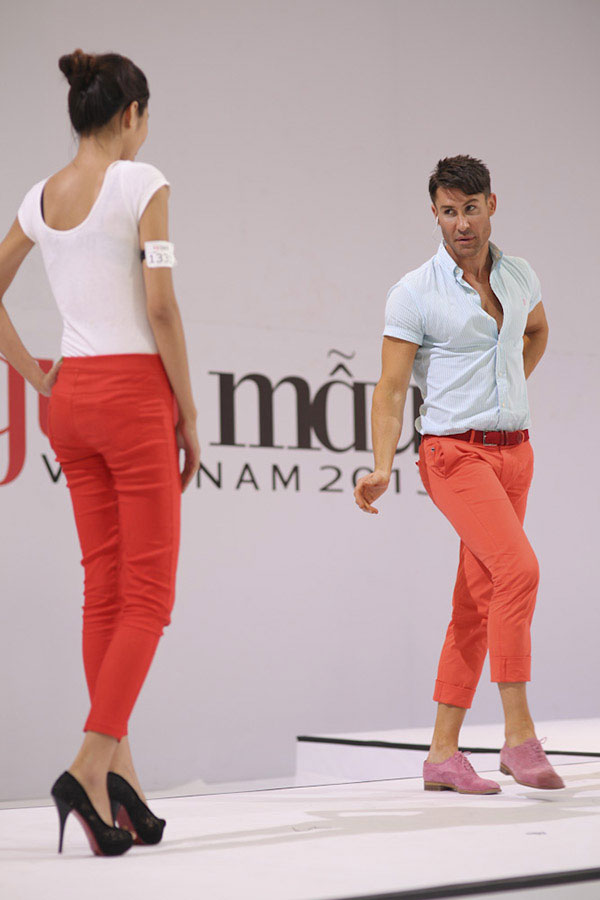 'Chàng trai giày hồng' Adam Williams trở lại làm giám khảo Vietnam's Next Top Model 2014 2