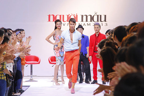 'Chàng trai giày hồng' Adam Williams trở lại làm giám khảo Vietnam's Next Top Model 2014 3