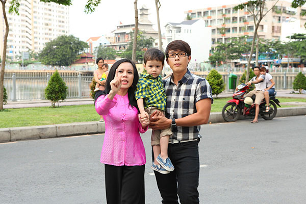 Bắt gặp Việt Hương diện áo bà ba đi 'ăn hàng' cùng Hòa Hiệp 3