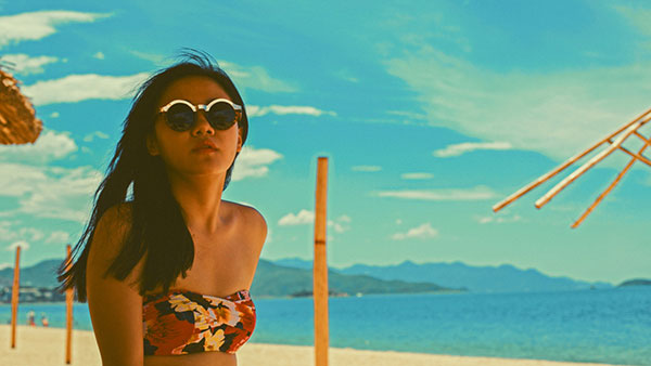 Văn Mai Hương nóng bỏng với bikini trên biển 1