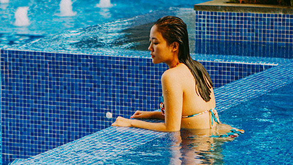 Văn Mai Hương nóng bỏng với bikini trên biển 4