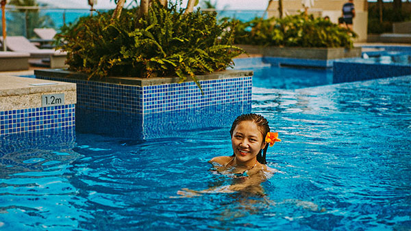 Văn Mai Hương nóng bỏng với bikini trên biển 5