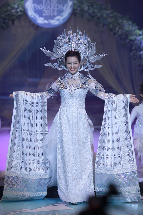 Hoa khôi Thu Hương uy nghi như "Nữ Oa" trong bộ áo dài kỷ lục  2