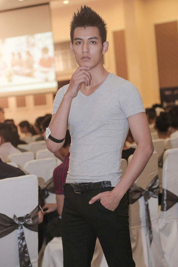 Vietnam's Next Top Model: Xuân Lan thích thú khi được Adam bế bổng 9