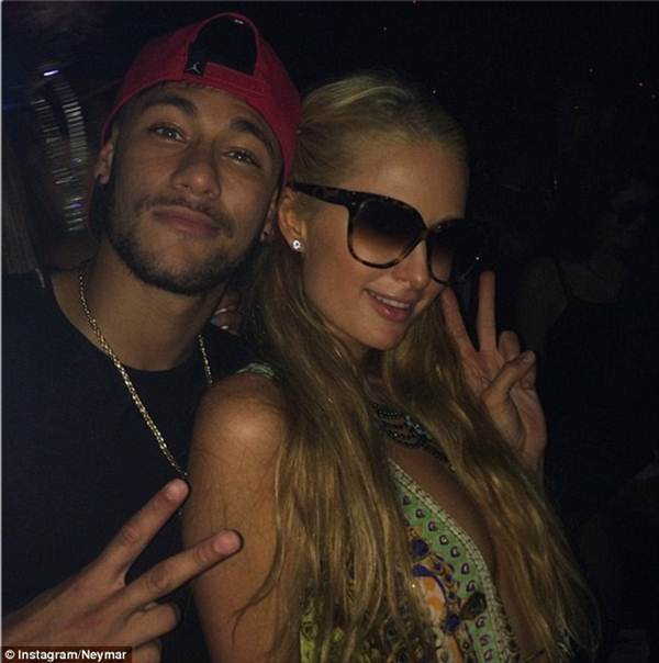 Sau Jermaine Jones, Paris Hilton lại tiệc tùng cùng Neymar 