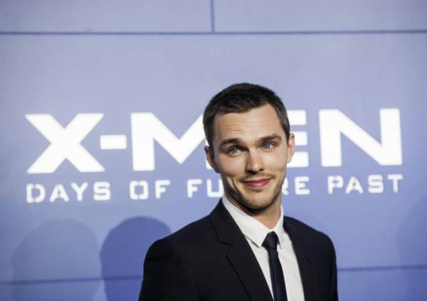 Jennifer Lawrence tra hỏi Kristen Stewart sau tin đồn cặp kè Nicholas Hoult 