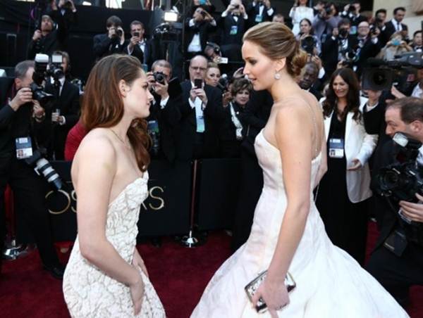 Jennifer Lawrence tra hỏi Kristen Stewart sau tin đồn cặp kè Nicholas Hoult 