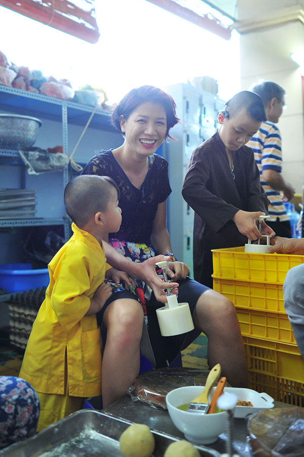 Trang Trần cười hạnh phúc khi làm công việc thiện nguyện