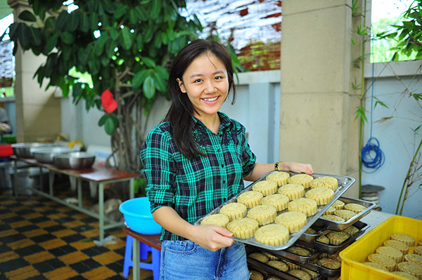 Á quân Vietnam Idol thích thú với những chiếc bánh mình vừa làm được