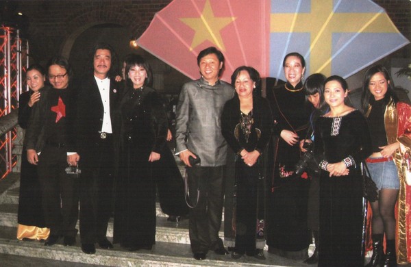 Biểu diễn ở hoàng cung Thuỵ Điển năm 1996 cùng Hồng Nhung, Trần Mạnh Tuấn, Sĩ Hoàng, MC Quỳnh Hương…