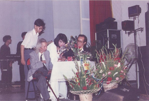 Chụp cùng Văn Cao và Trịnh Công Sơn tại đêm nhạc tôn vinh nhạc sĩ Văn Cao năm 1994