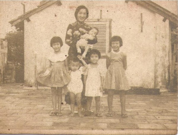 Cẩm Vân cùng Mẹ và 4 anh chị em ruột