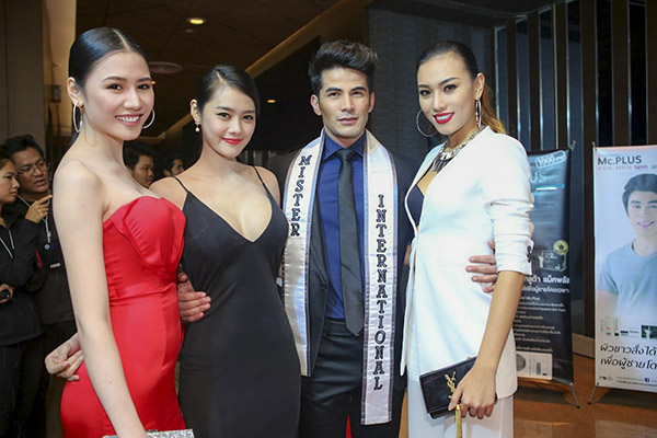 Ba cô gái xinh đẹp chụp ảnh cùng Mister International 2013