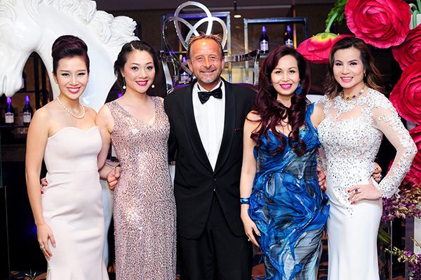 Á hậu Thu Hương, Hoàng Yến, Diệu Hoa, Kim Hồng chụp ảnh cùng một vị khách nước ngoài