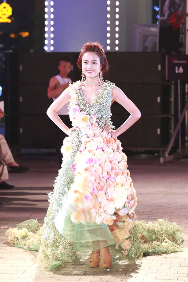 Dù chiều cao khá lép vế so với chuẩn mực người mẫu, Hoàng Thùy Linh vẫn rất tự tin xuất hiện với vai trò người mẫu