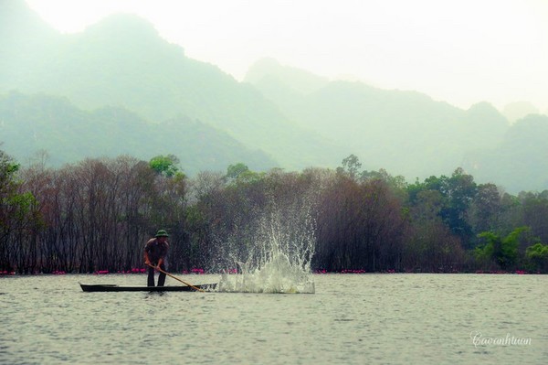 Sự uy linh của nơi danh thắng tâm linh trở nên gần gũi và thân thương với sự hiện diện- mưu sinh của người dân bản sứ