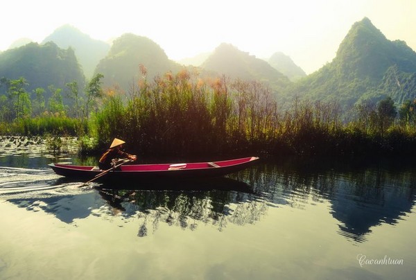 Bình minh phảng phất khói sương và lơ đãng những làn nắng sớm nơi sơn thủy hữu tình hiện lên sinh động và đầy sức sống qua ống kính Cao Anh Tuấn