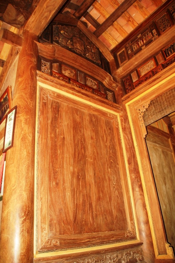 Tấm gỗ rộng trên 1,5 mét ngăn cách phòng phụ với gian chính