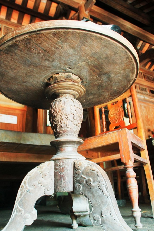 Đặc biệt, trong ngôi nhà cổ này có chiếc bàn tự xoay nổi tiếng độc đáo