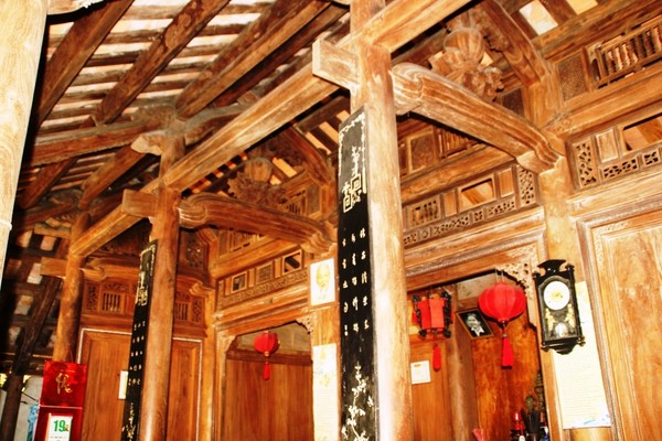 Căn nhà được làm hoàn toàn bằng gỗ mít nên dù đã trải qua hàng trăm năm nhưng “nước gỗ” vẫn vàng rượm