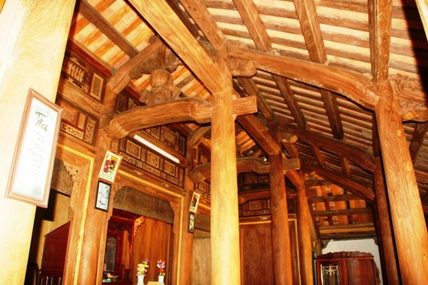 Khung chính căn nhà là những thân gỗ mít thẳng tắp, rộng cả vòng tay người lớn