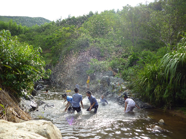 Tắm suối nơi rừng sâu núi thẳm Thái Thuận 7