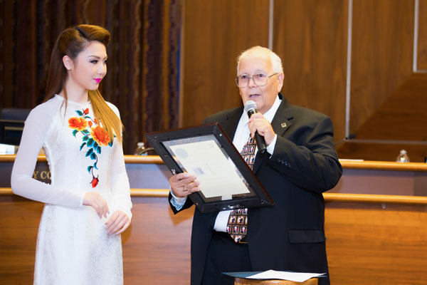 Hoa hậu châu Á gốc Việt được thị trưởng vinh danh 10