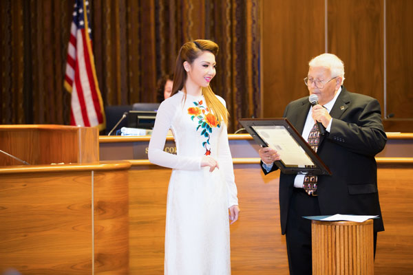 Hoa hậu châu Á gốc Việt được thị trưởng vinh danh 6