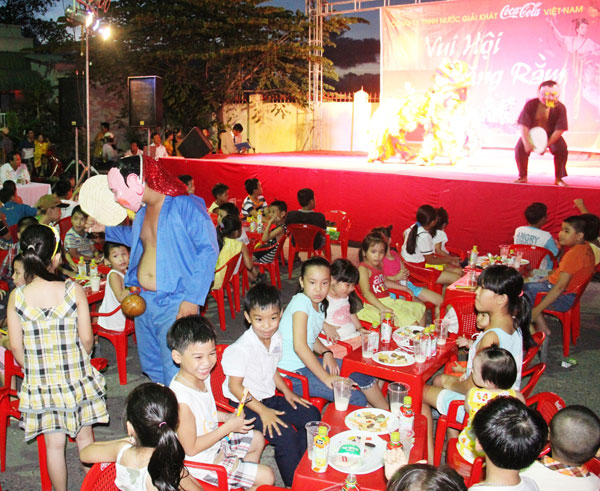 Trẻ đón trăng rằm ý nghĩa cùng Coca-Cola 1