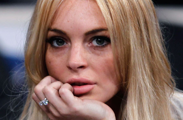 Lindsay Lohan từng phải cuộn túi bọc xác Whitney Houston?