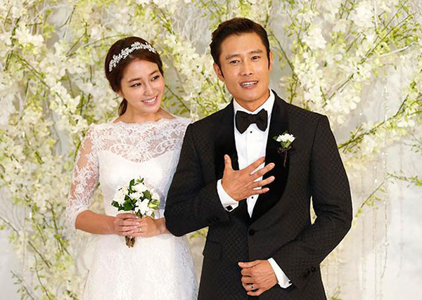 Vợ Lee Byung Hun về nhà mẹ đẻ tránh chồng