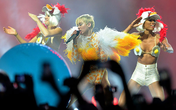 Miley Cyrus bị cảnh sát hỏi thăm vì khinh thường cờ Mexico